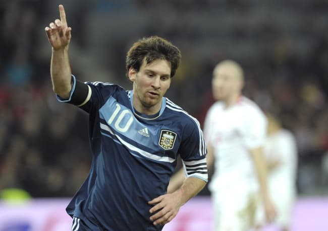 Un 'hat trick' de Lionel Messi, el primero que anota con la selección nacional, dio hoy la victoria Argentina en el partido amistoso que disputó contra Suiza en Berna. (EFE)