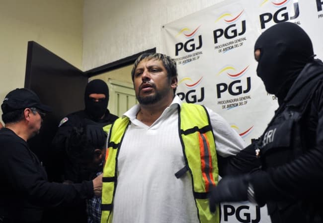 Elementos de la Marina Armada de México y de la Procuraduría General de Justicia del Distrito Federal (PGJDF) detuvieron a un sujeto identificado por las autoridades como “El Comandante”.