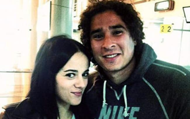 La cantante francesa presumió su foto con Ochoa en twitter.