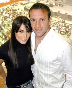 Marcela Vuoso manifestó por Twitter su descontento por la poca actividad del futbolista, quien sólo registra siete partidos jugados en el Clausura 2012.