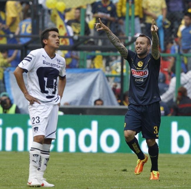 Vicente Matías Vuoso del América celebra su anotación ante los Pumas de la UNAM. EFE