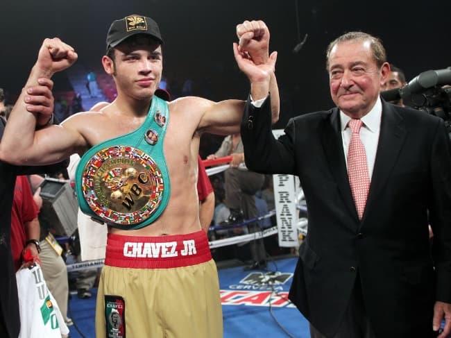 Ante la negativa de Bob Arum para negociar la pelea de Chávez Jr. Vs 'Maravilla' Martínez, el CMB amenaza al sinaloense con quitarle el título.