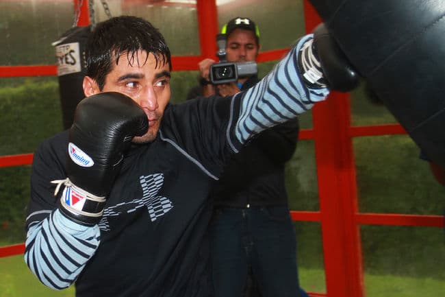 El mexicano Érik Morales perdió en la báscula el título superligero del Consejo Mundial de Boxeo (CMB) al marcar 142 libras, dos arriba del límite. (Jam Media)