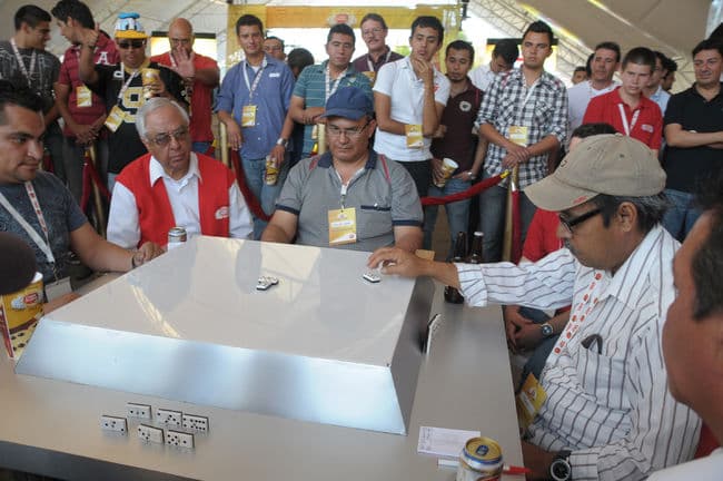Ayer se celebró por primera vez en Torreón el torneo de dominó La Jugada Carta Blanca, en el cual participaron 600 parejas de la región.