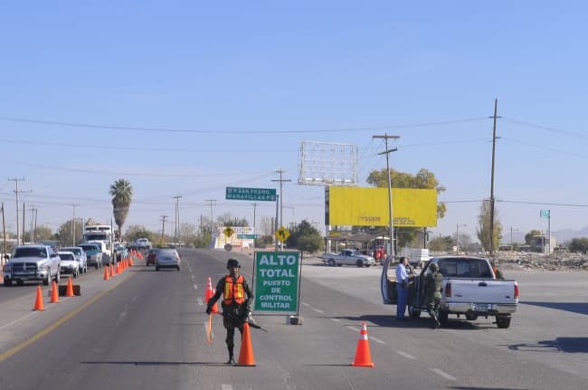 El tramo Torreón-San Pedro, pese a denominarse autopista, cuenta con varias complicaciones para convertirse en una vía rápida. Una de ellas son los innumerables bordos, además de existir un retén militar, donde la espera puede prolongarse.