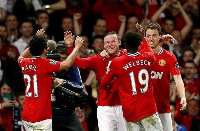 Sin brillar y más bien de forma sufrida, el Manchester United logró un importante triunfo por la mínima diferencia de 1-0 frente a Fulham y de este modo se puso a tres puntos de ventaja en la cima de la Liga Premier. 