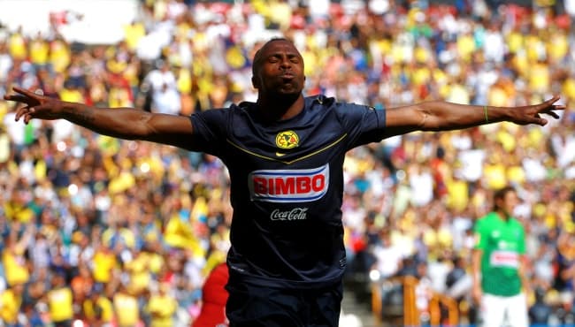 El mundialista ecuatoriano Christian Benítez, del América, anotó dos goles para llegar a diez tantos y comandar el liderato de la clasificación de artilleros del Clausura mexicano.