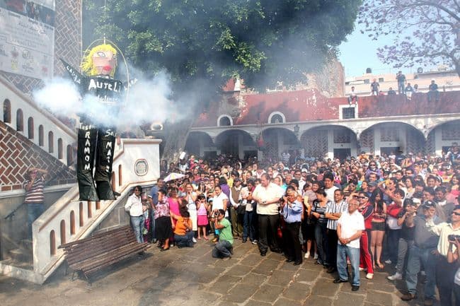 Quema de Judas. Artesanos del Barrio del Artista celebraron el Sábado de Gloria con la tradicional quema de Judas, la cual simboliza la traición de Judas a Cristo.