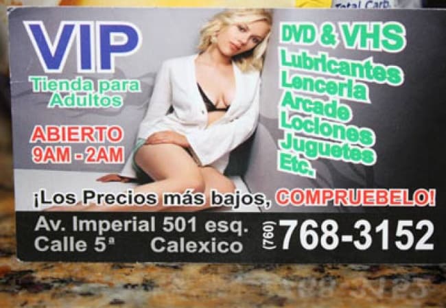 Con una blusa abierta y en ropa interior, la actriz Scarlett Johansson aparece en las tarjetas para promover una 'sex shop'. (TMZ)