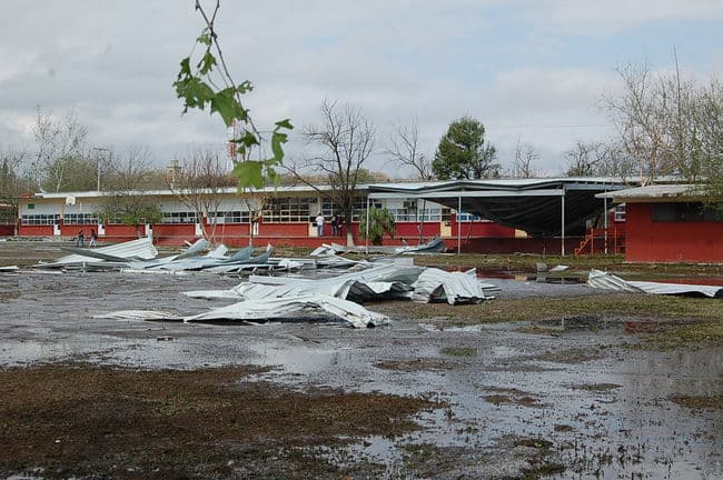Daños. El techo de esta estructura colapsó luego de la fuerte granizada que se reportó ayer en Múzquiz. 