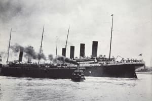 Fotografía del Titanic, el buque de vapor más grande y lujoso de su época.