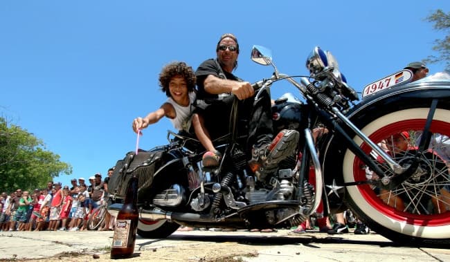 El primer encuentro nacional de las Harley Davidson ha sido una iniciativa independiente de los propietarios de esas motocicletas, con la meta de estrechar vínculos y promover el cuidado de sus 'viejas máquinas'.