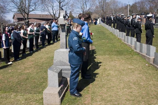 Tributo. Cientos de personas asisten a la ceremonia celebrada en el cementerio de Fairview Lawn de Halifax, en donde se depositaron rosas en las tumbas de 121 víctimas del Titanic.