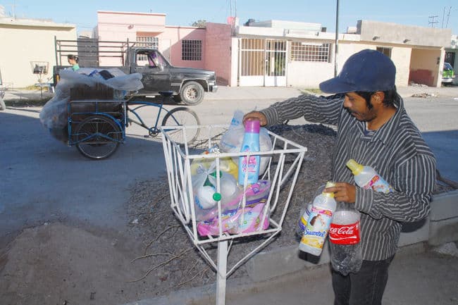 Modo de vida. La recolección de botellas de plástico se ha convertido en un ingreso para los pepenadores.
