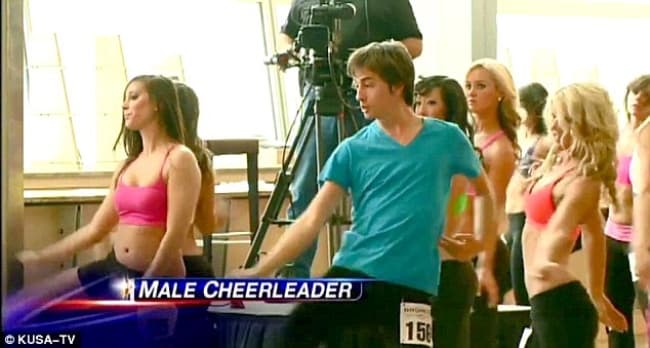 Sacha Heppel, de Denver, se enfrentó en un casting a unas 200 mujeres para tratar de convertirse en el primer hombre en el cuerpo de porristas de los Broncos.