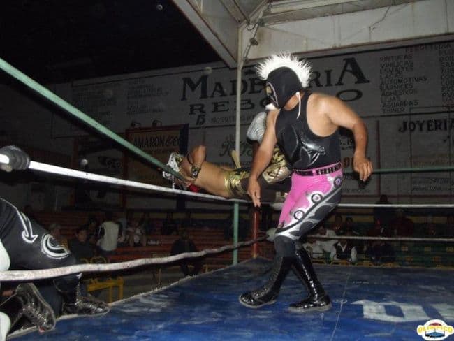 Una muestra de solidaridad tendrá hoy el rudo Super Punk, gladiador lagunero que será objeto de una lucha a beneficio en el Gimnasio El Ranchero. Lucha a beneficio del rudo Super Punk