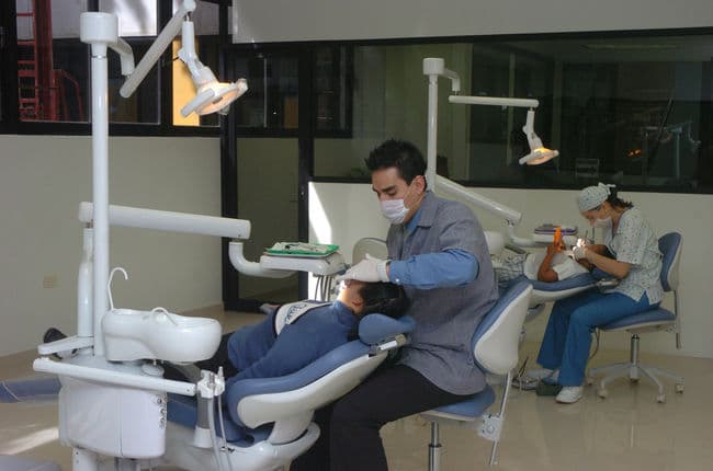 Atención. La Facultad de Odontología da servicio a bajo costo a personas de escasos recursos.