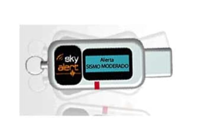 Con un tamaño de 1.1 por 2.8 y 4.6 centímetros, la unidad cuenta con una batería de litio de larga duración que se recarga cuando se conecta a una terminal USB y un cuerpo de plástico de alta densidad diseñado para uso rudo.