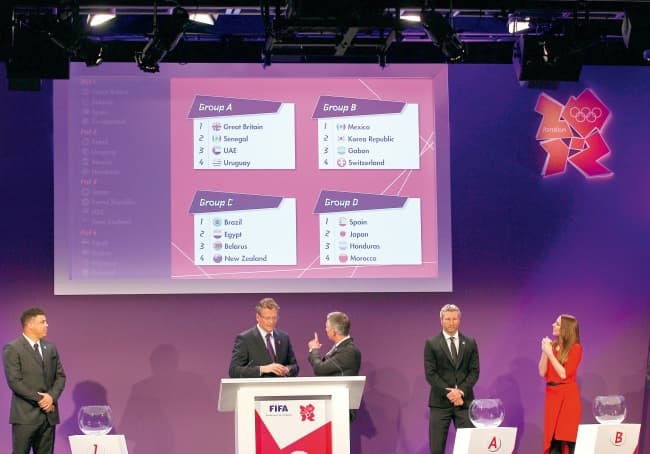 El sorteo de la fase de grupos para los torneos varonil y femenil de futbol se realizó ayer en el Estadio de Wembley, en Londres. (AP)