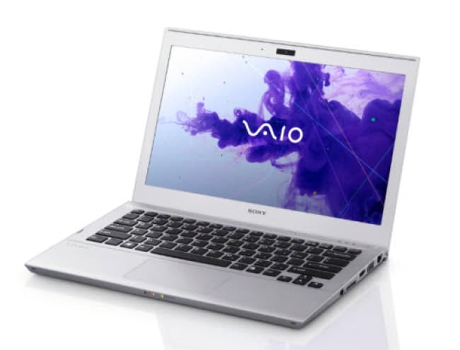 Como verás en este diseño han dejado de lado las bonitas terminaciones redondeadas, que era el sello característico de la línea Vaio, para darle un aspecto lineal, recubierto por magnesio y aluminio.