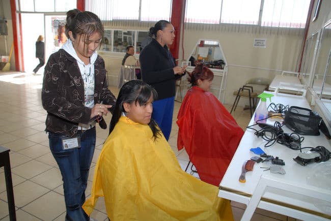 Inicia. Hoy comienza el taller de corte y peinado que promueve el IMM y el Cecati No. 88. (ARCHIVO)