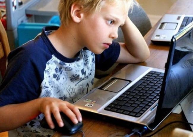 Los infantes usan la mensajería instantánea durante tres horas por semana, mientras que el tiempo que dedican a las redes sociales sería de dos horas, además de una hora para consultar su correo electrónico.