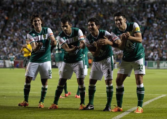 El goleador uruguayo Nelson Máz firmó hoy un triplete que coronó al León campeón del torneo Clausura 2012 de la Liga de Ascenso. (jammedia)