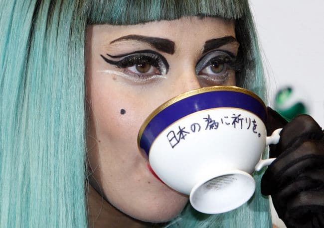 Subastada. La taza fue usada por Gaga durante una conferencia de prensa en Japón. 