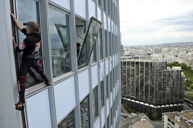 A sus 49 años, Robert necesitó menos de una hora para llegar a la cima del edificio 'First', de 231 metros de altura, que el escalador hizo con autorización, en contra de sus costumbres. (EFE)