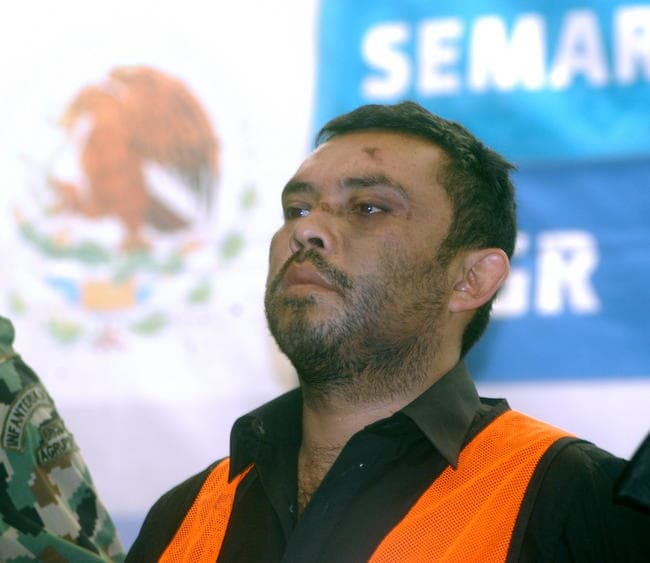 Las autoridades mexicanas presentan a Marcos Jesús Hernández Rodríguez, presunto jefe de sicarios de la organización criminal de Los Zetas en el estado de Veracruz y supuesto responsable del asesinato de cuatro marinos en abril pasado, en Ciudad de México. (EFE)