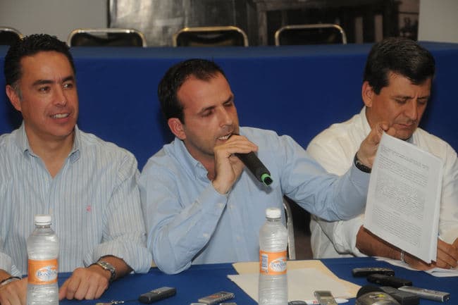 Delito electoral. Los panistas presentaron la denuncia en contra del Ayuntamiento de Torreón ante la Fepade por los descuentos para tortillas y retaron al alcalde a que publique el padrón de beneficiarios.
