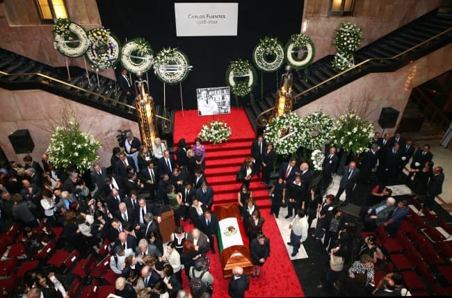Aspecto del homenaje de cuerpo presente al escritor mexicano Carlos Fuentes realizado este miércoles en el Palacio de Bellas Artes. (EFE)