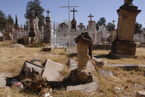 Deterioro. De las tumbas más antiguas ya no hay registro de familiares, representan la mitad de los sepulcros abandonados en el panteón de Oriente. Al ser propiedad privada no se les puede dar mantenimiento aunque requieren reparaciones.