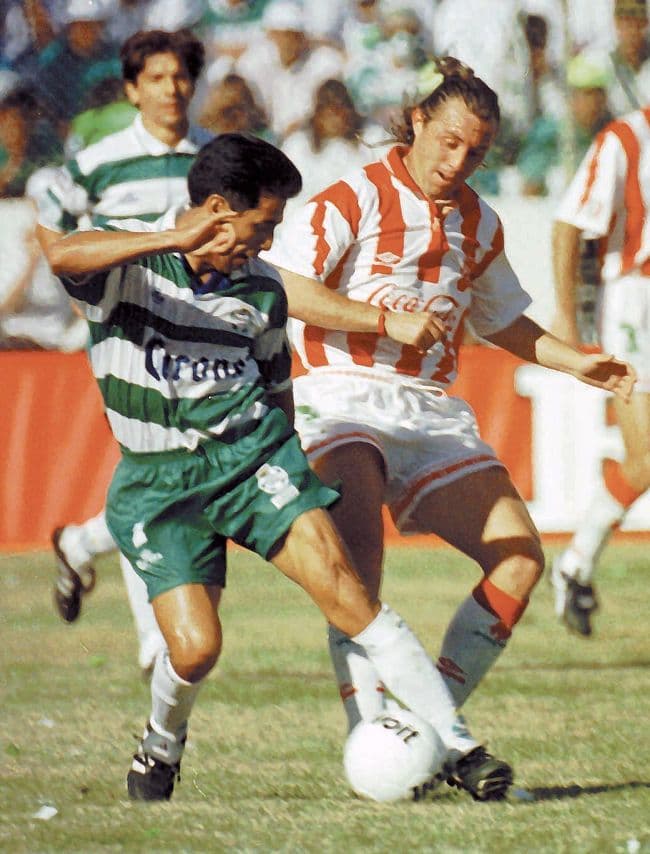 Benjamín Galindo también como jugador de Santos logró ser campeón del futbol mexicano, en el Invierno de 1996. (Archivo)