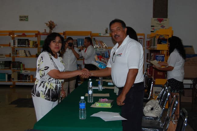 Entrega. Dan dictamen de incorporación y promoción de carrera magisterial a 80 docentes de La Laguna de Durango.