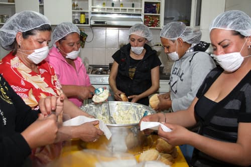 Beneficio. Se les enseña a preparar una variedad de platillos, como la comida con soya, pues se trata de abaratar los costos y consumir alimentos ricos en proteínas.