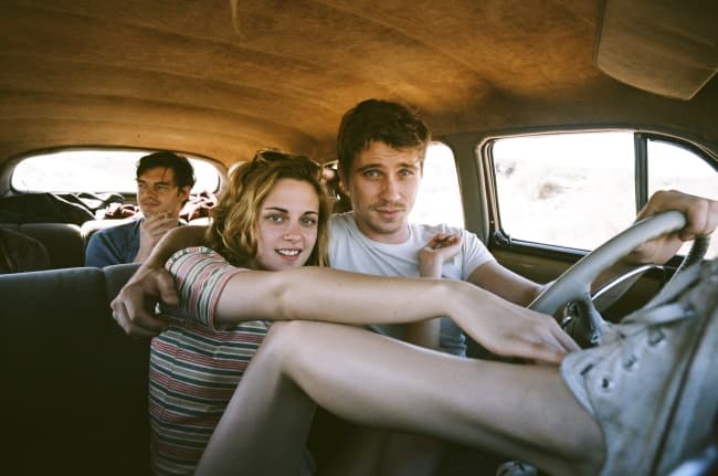 Escena de la película 'On The Road', donde aparece Kristen Stewart al lado de los actores Sam Riley y Garrett Hedlund. (EFE)