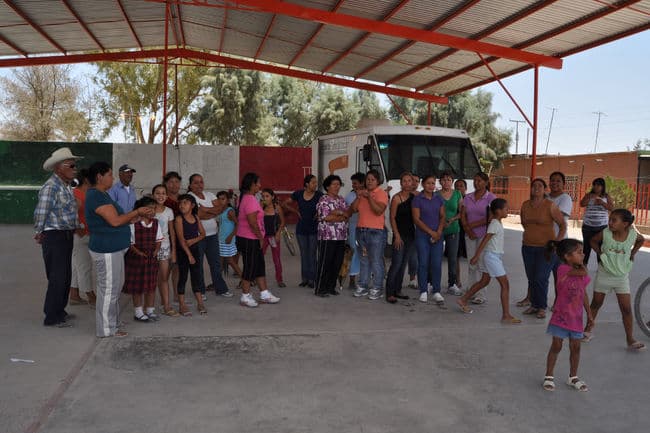Esperan. Habitantes del ejido Santo Niño Aguanaval se reunieron ayer en la plaza principal y dialogarán con líderes de otros ejidos a quienes tampoco Sedesol ha pagado el Programa de Empleo Temporal.