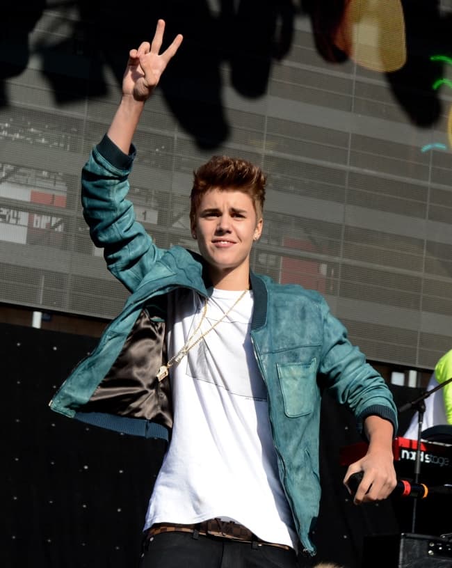 Mientras Justin Bieber complacía a su fanaticada de aquí, se estrelló de nuevo con una pared de vidrio, situación que no le impidió concluir su actuación, aunque después de ésta se desmayó. (GETTY IMAGES)