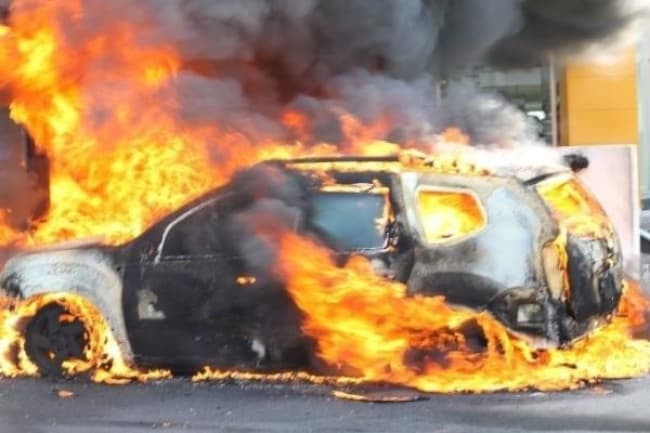 En páginas de Twitter, como cd_victoria, algunos usuarios subieron fotografías del hecho, en las que se ve un vehículo compacto en llamas y en otra toma el automóvil se alcanza a ver frente a la agencia Renault.