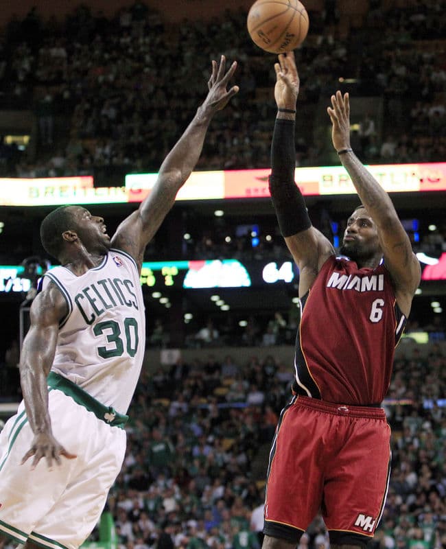 LeBron James anotó ayer 45 puntos y capturó 15 rebotes para abrumar a los Celtics de Boston. (AP)