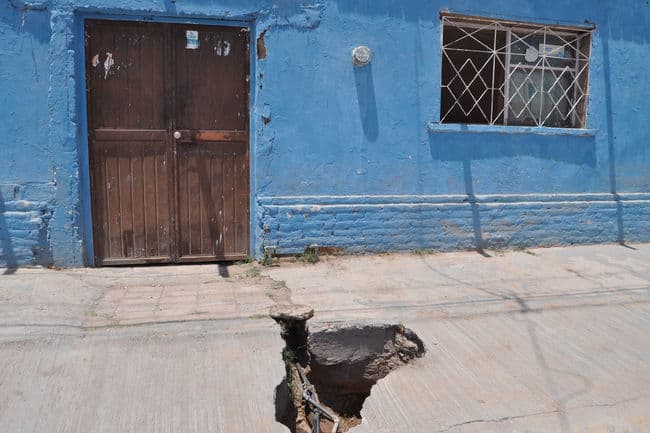 Agua. En varias colonias como la 29 de Junio los vecinos han roto el piso para obtener tomas.