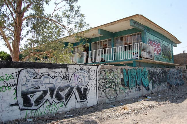 Grafiteada. Bardas de la escuela Marino Castillo Nájera están llenas de grafiti.