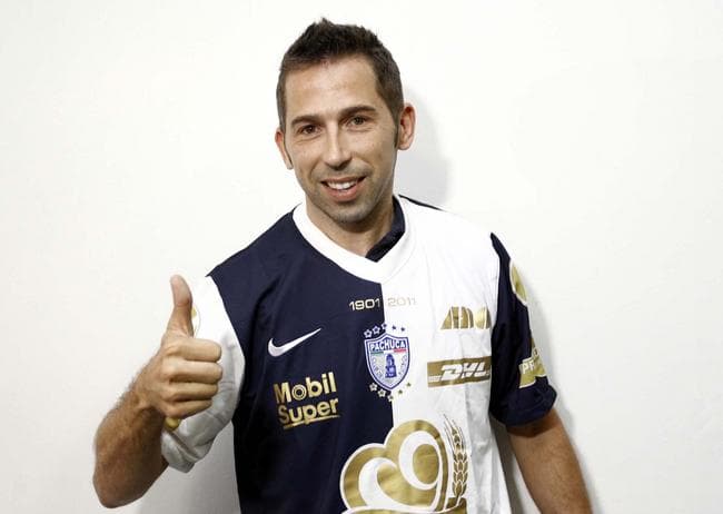 El delantero español Raúl Tamudo ya está en México para incorporarse al Pachuca, equipo al cual aseguró no viene de vacaciones y tampoco a retirarse.(Notimex)