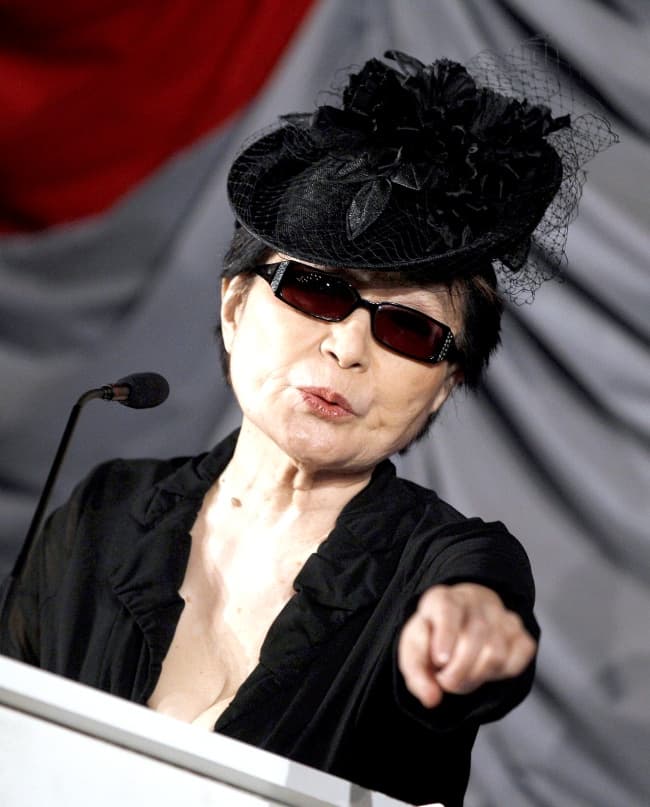 El último disco de estudio de Yoko Ono fue 'Between My Head and the Sky' (2009) y, ya en 2010, publicó el álbum tributo 'Mrs.Lennon'.