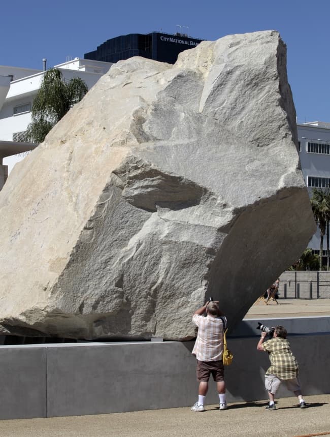 La roca es la más reciente creación del artista Michael Heizer.(AP)