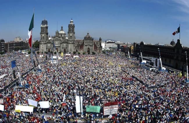 Ante miles de seguidores en la Plaza de la Constitución de la ciudad de México, el candidato de la izquierda agradece el apoyo del ingeniero Cuauhtémoc Cárdenas. (EFE)