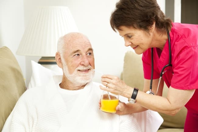 la hiponatremia, entendida como una disminución de sodio en sangre, es una complicación relativamente frecuente en los adultos mayores ocasionada por medicamentos y bajo consumo de agua, y puede ser tan leve que se manifieste con sueño y cansancio excesivo y tan grave, que puede ocasionar la muerte. INGIMAGE