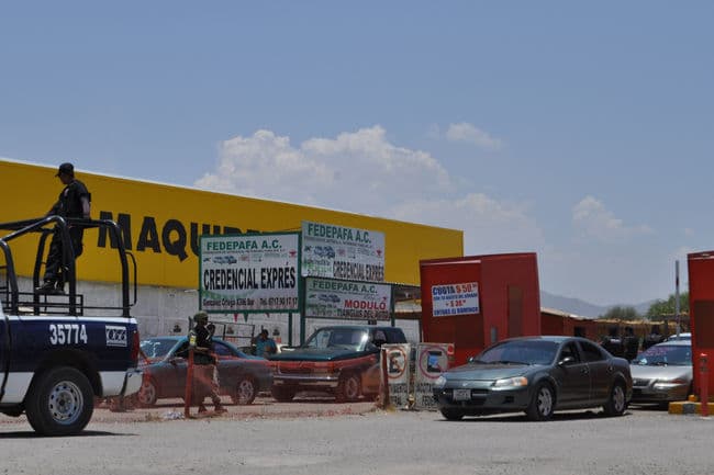 Caos. El lote de carros fue desalojado para que el personal castrense revisara todas las instalaciones; al final se confirmó que toda la confusión se debió a un 'rumor'.