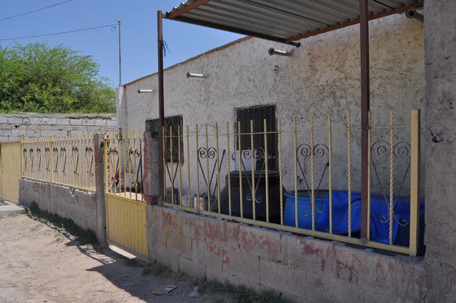 Así. En las casas de Hormiguero la gente acumula agua en tambos.
